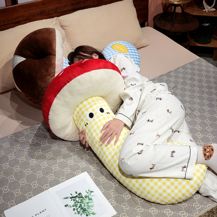 91家纺网 家纺一手货源 找家纺 仟亿莱 2025新款ins大眼蘑菇格子长条抱枕 大眼黄格红蘑菇