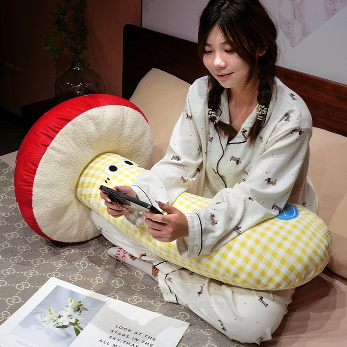 91家纺网 家纺一手货源 找家纺 仟亿莱 2025新款ins大眼蘑菇格子长条抱枕 大眼黄格红蘑菇