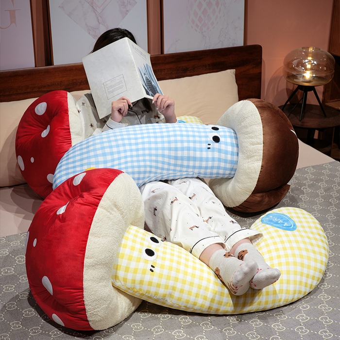 91家纺网 家纺一手货源 找家纺 仟亿莱 2025新款ins大眼蘑菇格子长条抱枕 大眼黄格红蘑菇