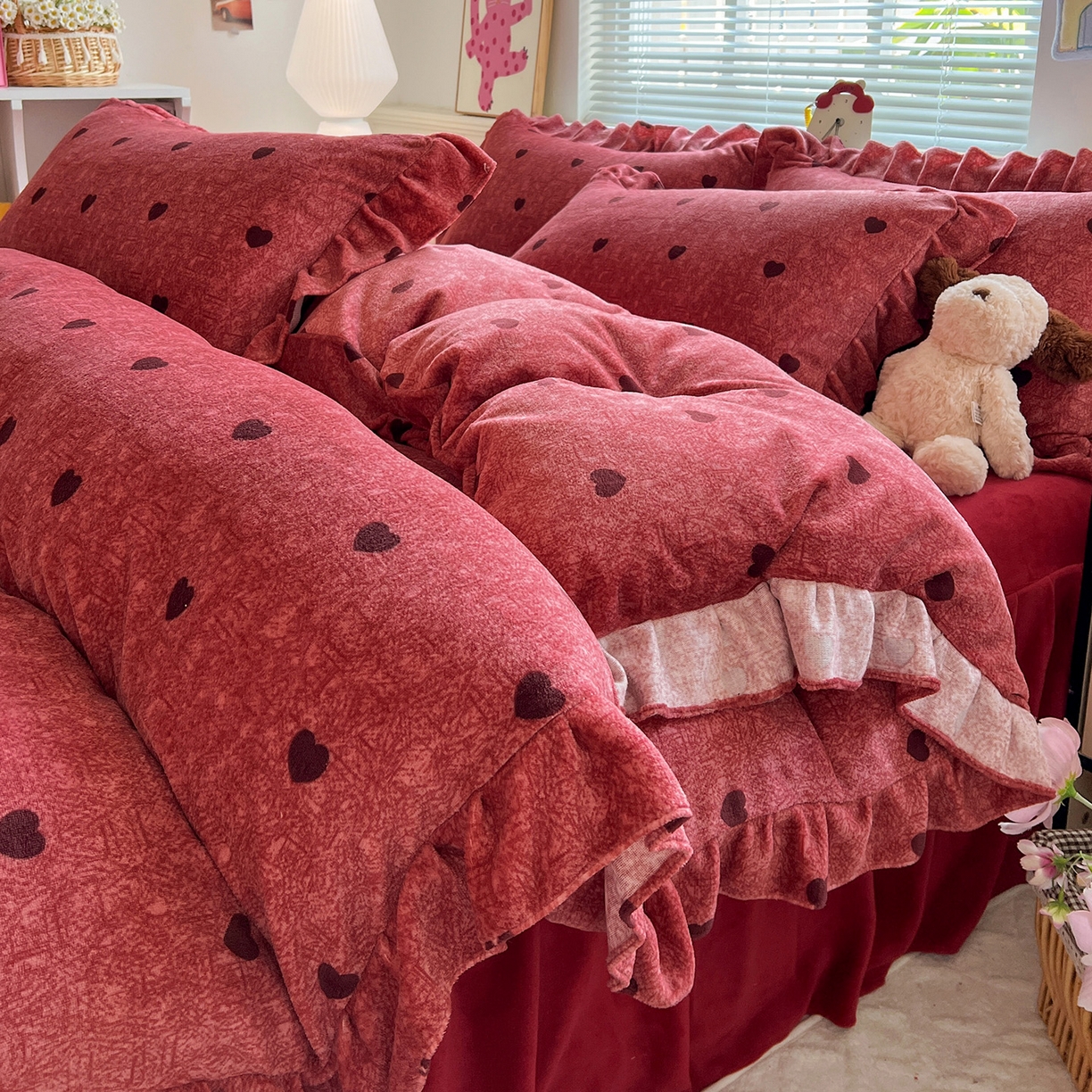 91家纺网 家纺一手货源 找家纺 富米莱（原臻工厂） 2025新款热卖舒适花边牛奶绒床盖床裙床单四件套 心尖尖-红