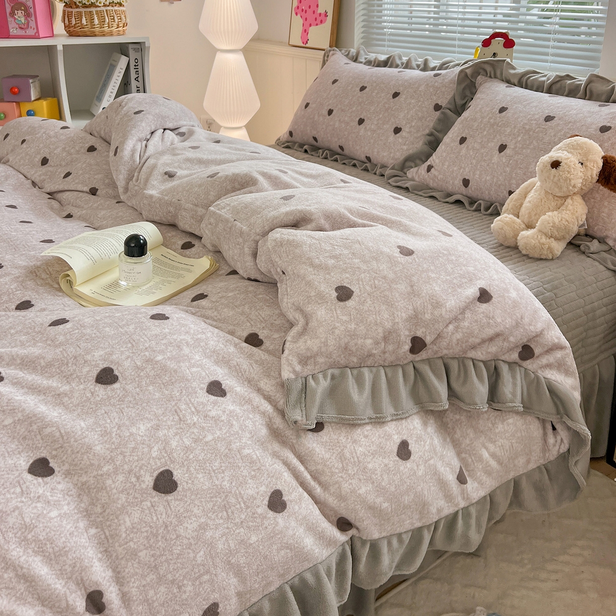 91家纺网 家纺一手货源 找家纺 富米莱（原臻工厂） 2025新款热卖舒适花边牛奶绒床盖床裙床单四件套 心尖尖-灰