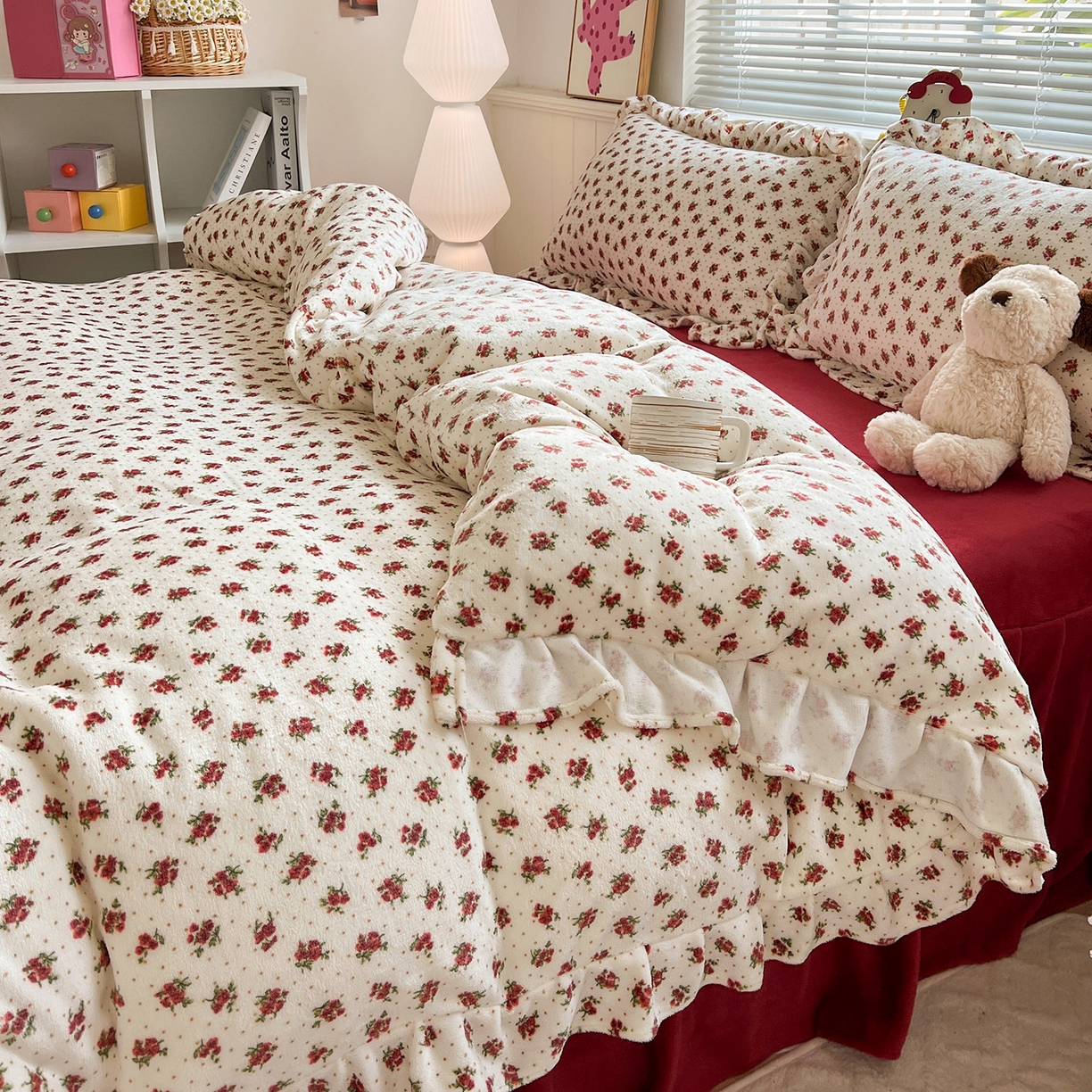 91家纺网 家纺一手货源 找家纺 富米莱（原臻工厂） 2025新款热卖舒适花边牛奶绒床盖床裙床单四件套 玫瑰的故事