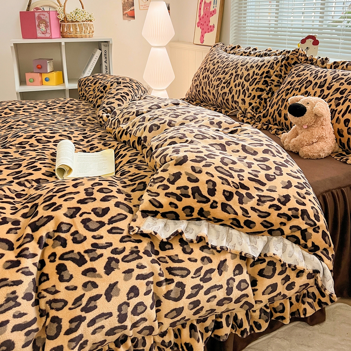 91家纺网 家纺一手货源 找家纺 富米莱（原臻工厂） 2025新款热卖舒适花边牛奶绒床盖床裙床单四件套 洋气豹纹-深咖