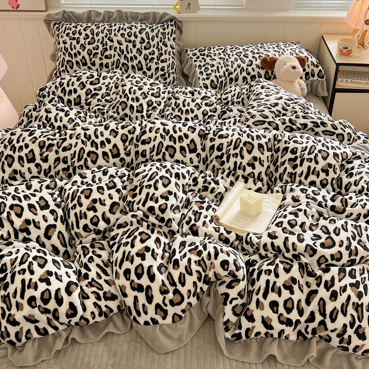 91家纺网 家纺一手货源 找家纺 富米莱（原臻工厂） 2025新款热卖舒适花边牛奶绒床盖床裙床单四件套 洋气豹纹-灰