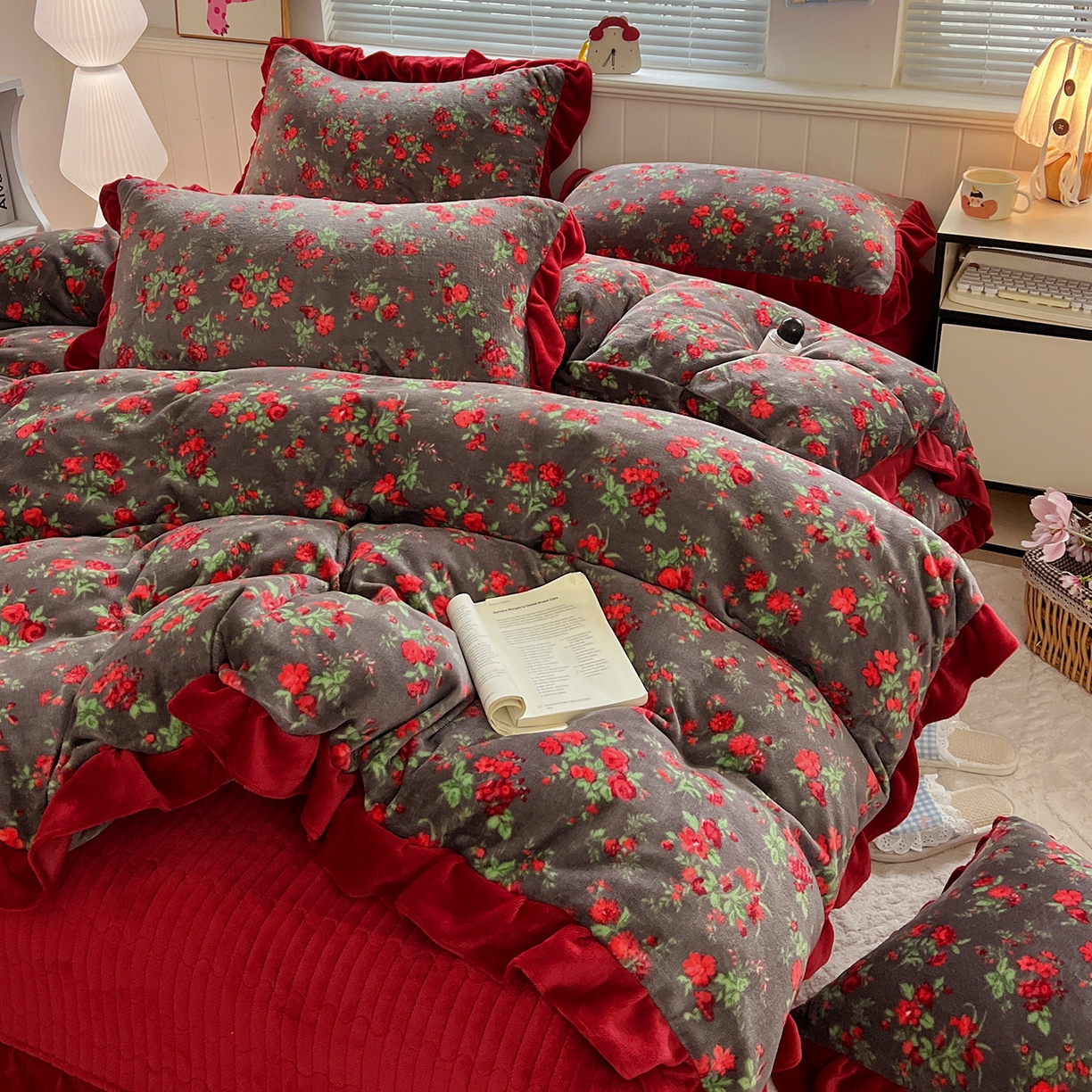 91家纺网 家纺一手货源 找家纺 富米莱（原臻工厂） 2025新款热卖舒适花边牛奶绒床盖床裙床单四件套 花妖