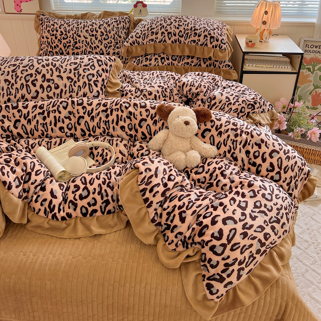 91家纺网 家纺一手货源 找家纺 富米莱（原臻工厂） 2025新款热卖舒适花边牛奶绒床盖床裙床单四件套 洋气豹纹-浅咖