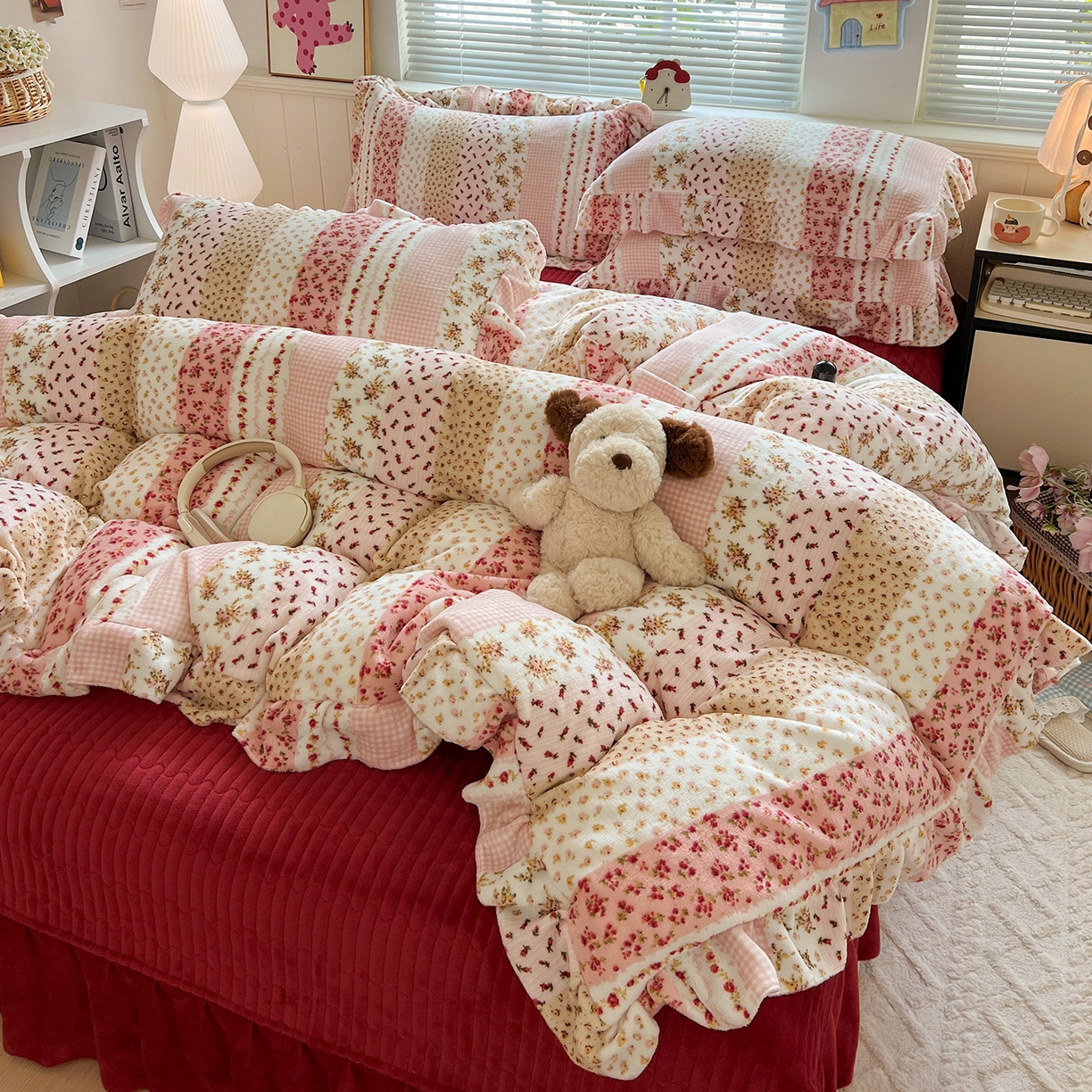 91家纺网 家纺一手货源 找家纺 富米莱（原臻工厂） 2025新款热卖舒适花边牛奶绒床盖床裙床单四件套 花栖礼