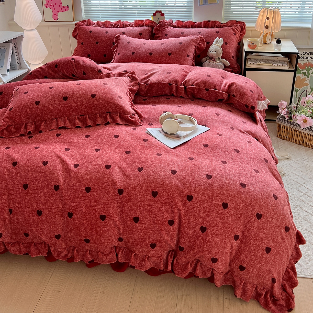 91家纺网 家纺一手货源 找家纺 富米莱（原臻工厂） 2025新款热卖舒适花边牛奶绒床盖床裙床单四件套 心尖尖-红