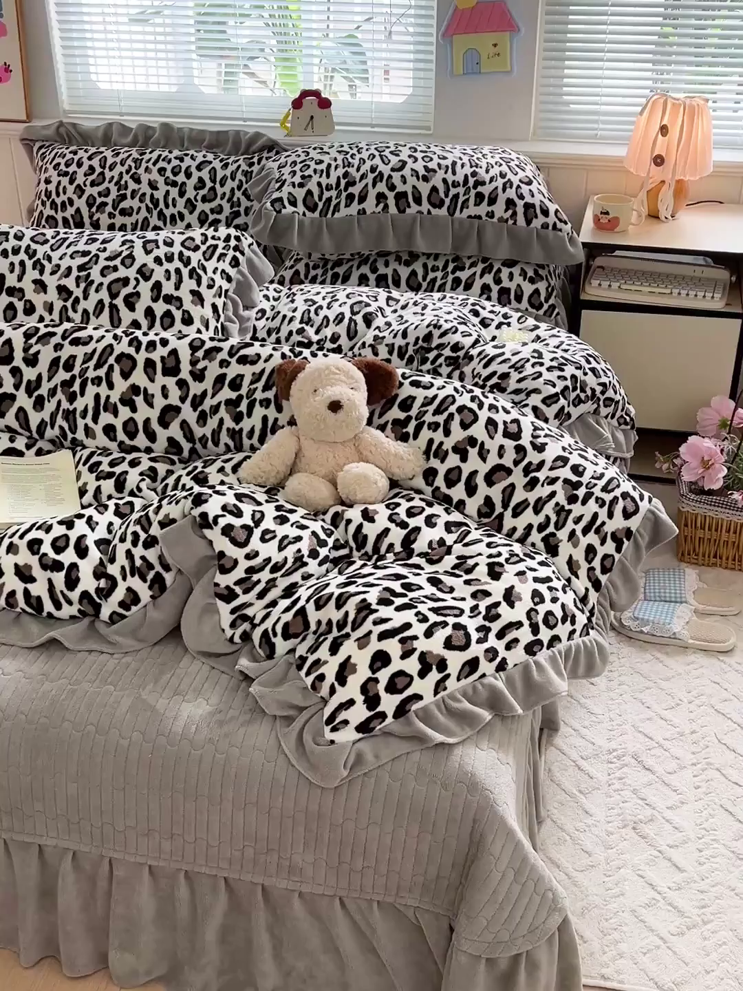 91家纺网 家纺一手货源 找家纺 富米莱（原臻工厂） 2025新款热卖舒适花边牛奶绒床盖床裙床单四件套 洋气豹纹-灰