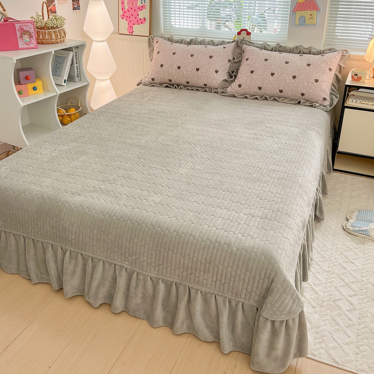 91家纺网 家纺一手货源 找家纺 富米莱（原臻工厂） 2025新款热卖舒适花边牛奶绒床盖床裙床单四件套 心尖尖-灰