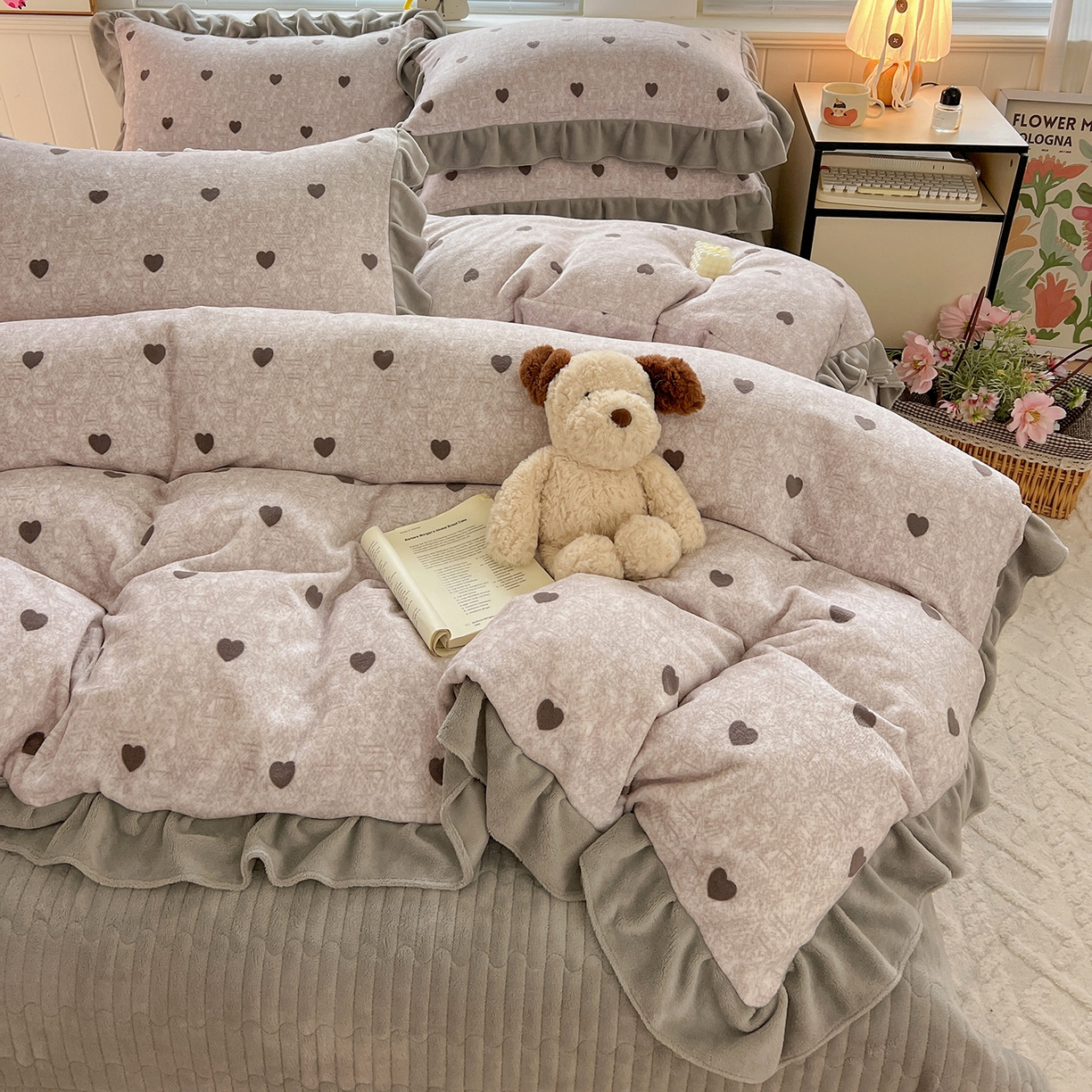 91家纺网 家纺一手货源 找家纺 富米莱（原臻工厂） 2025新款热卖舒适花边牛奶绒床盖床裙床单四件套 心尖尖-灰