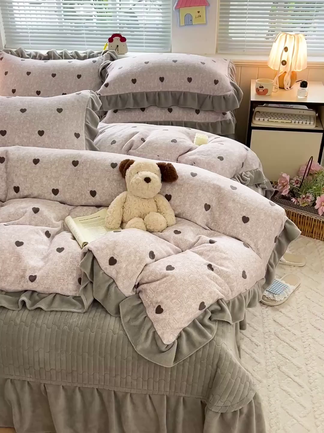 91家纺网 家纺一手货源 找家纺 富米莱（原臻工厂） 2025新款热卖舒适花边牛奶绒床盖床裙床单四件套 心尖尖-灰