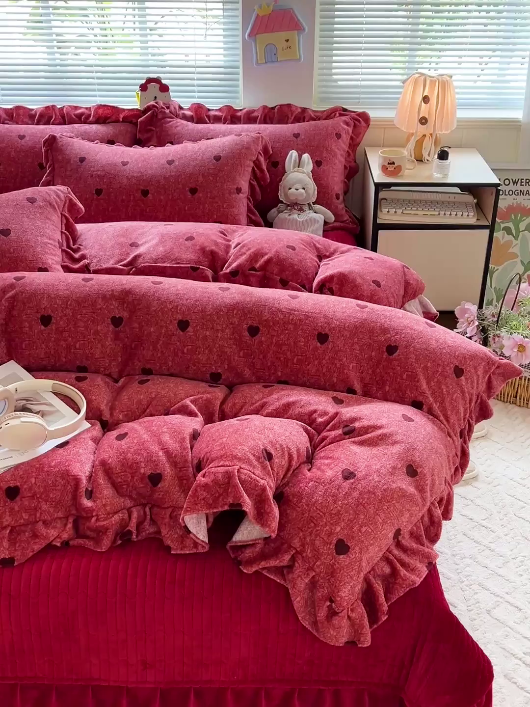 91家纺网 家纺一手货源 找家纺 富米莱（原臻工厂） 2025新款热卖舒适花边牛奶绒床盖床裙床单四件套 心尖尖-红