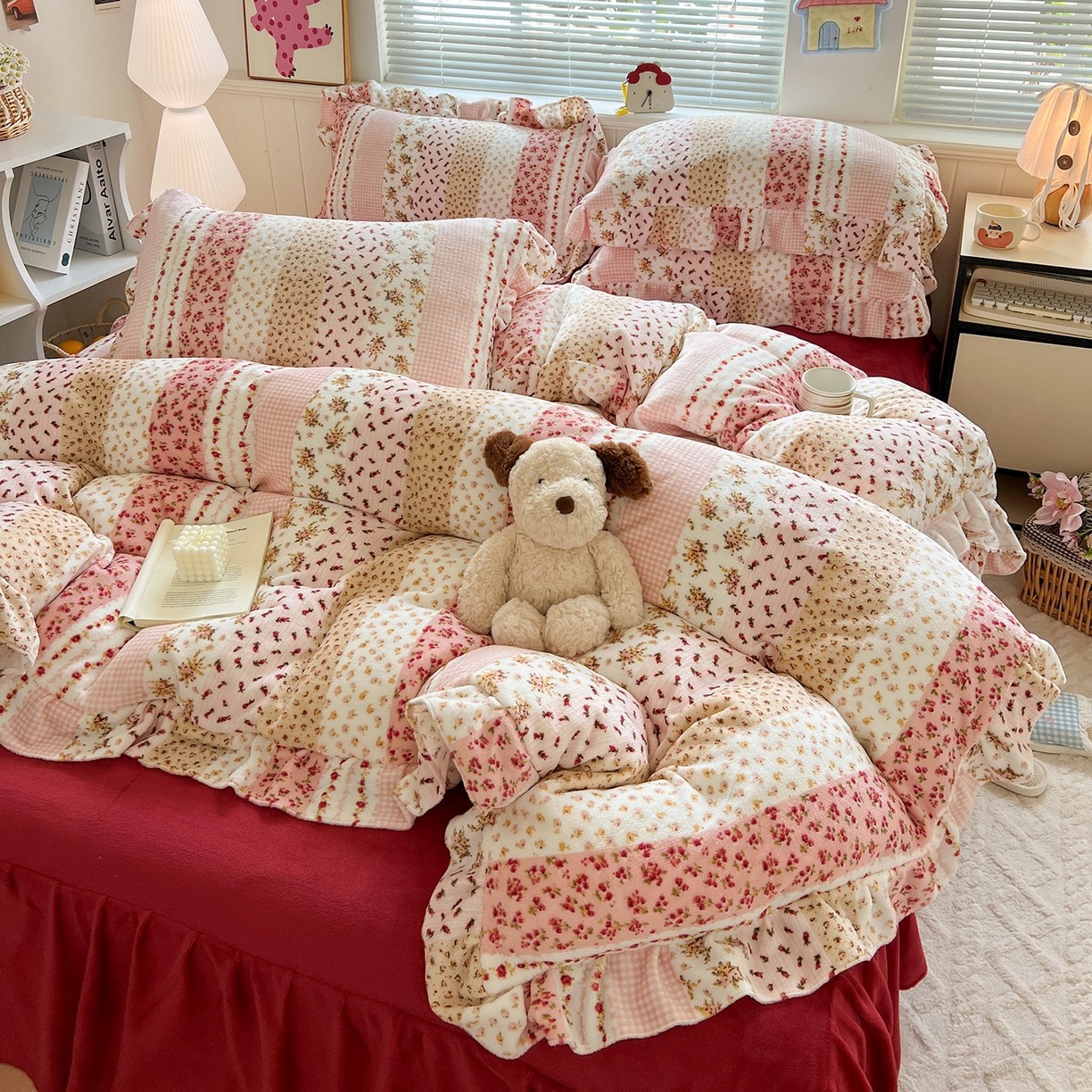 91家纺网 家纺一手货源 找家纺 富米莱（原臻工厂） 2025新款热卖舒适花边牛奶绒床盖床裙床单四件套 花栖礼