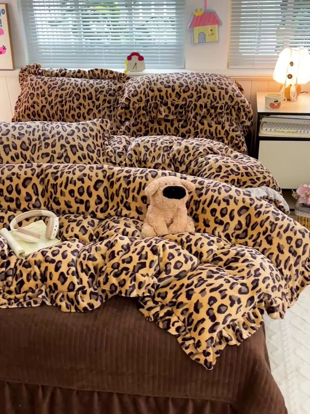 91家纺网 家纺一手货源 找家纺 富米莱（原臻工厂） 2025新款热卖舒适花边牛奶绒床盖床裙床单四件套 洋气豹纹-深咖