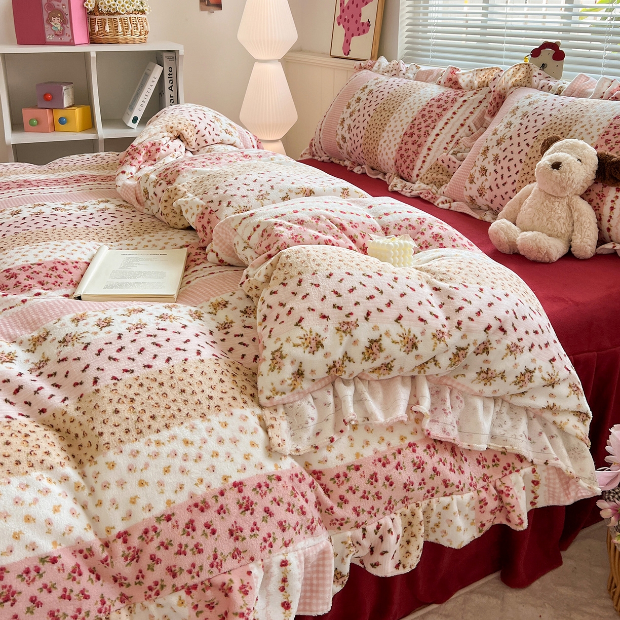 91家纺网 家纺一手货源 找家纺 富米莱（原臻工厂） 2025新款热卖舒适花边牛奶绒床盖床裙床单四件套 花栖礼