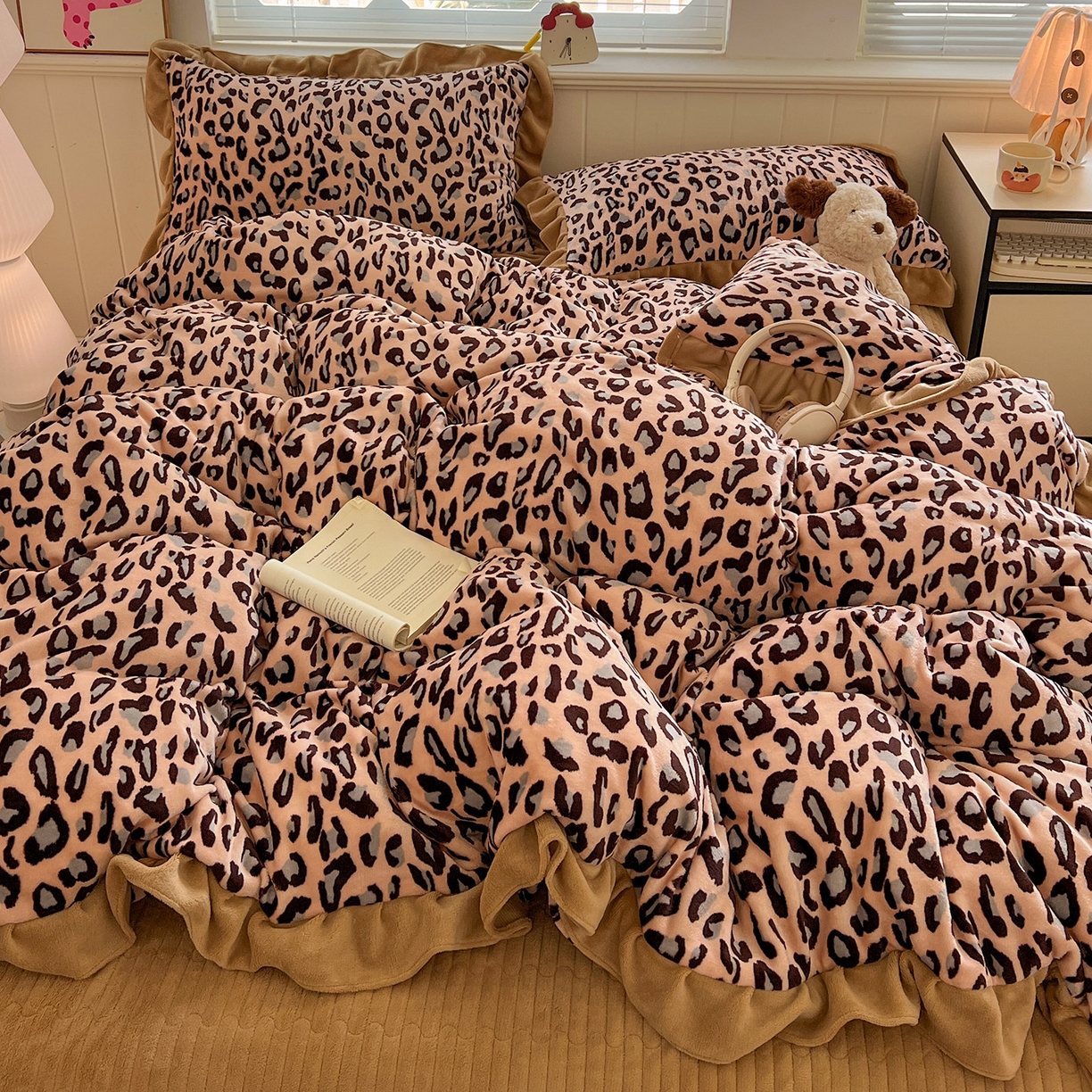 91家纺网 家纺一手货源 找家纺 富米莱（原臻工厂） 2025新款热卖舒适花边牛奶绒床盖床裙床单四件套 洋气豹纹-浅咖