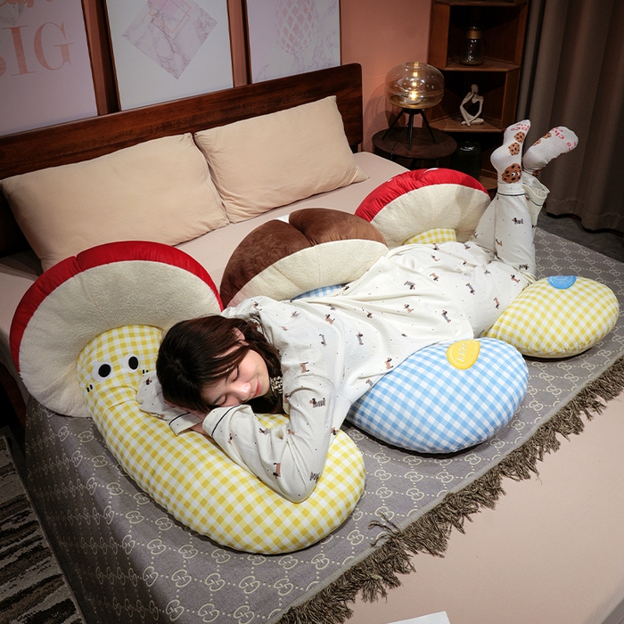 91家纺网 家纺一手货源 找家纺 仟亿莱 2025新款ins大眼蘑菇格子长条抱枕 大眼蓝格香菇