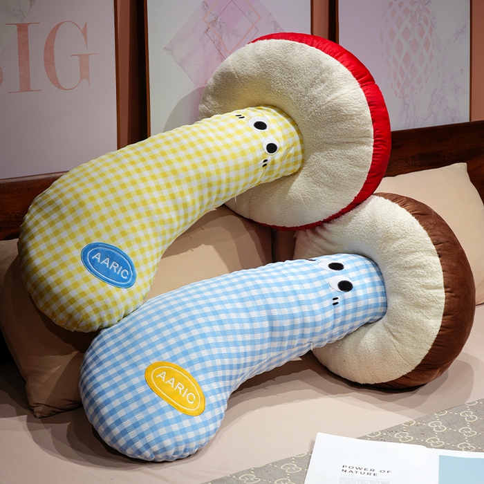91家纺网 家纺一手货源 找家纺 仟亿莱 2025新款ins大眼蘑菇格子长条抱枕 大眼蓝格香菇