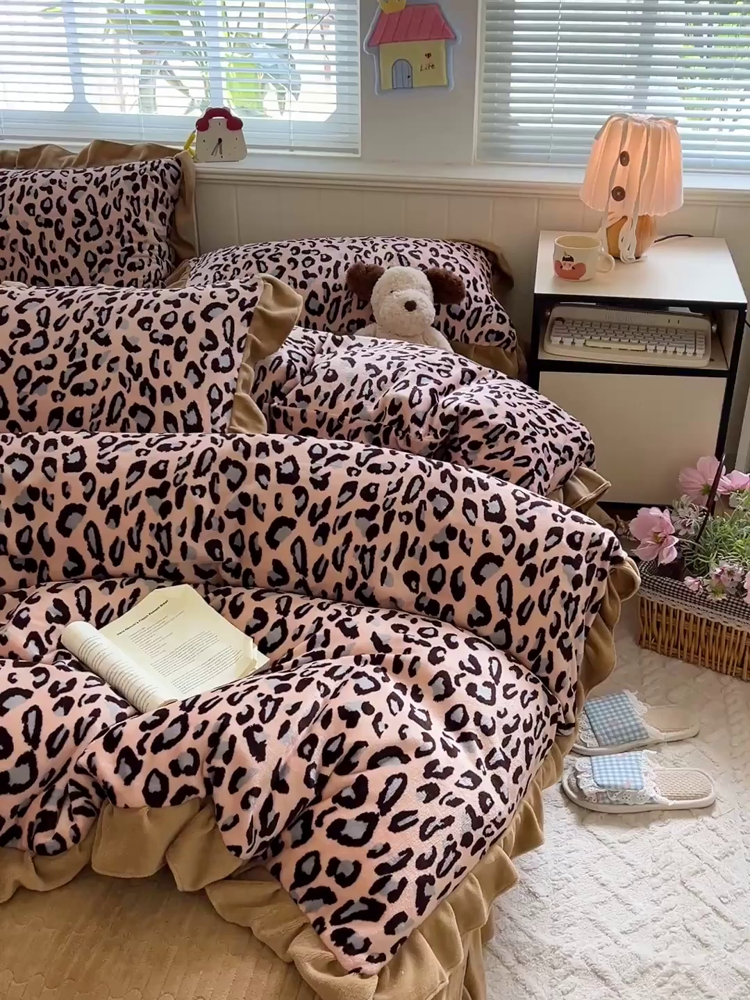 91家纺网 家纺一手货源 找家纺 富米莱（原臻工厂） 2025新款热卖舒适花边牛奶绒床盖床裙床单四件套 洋气豹纹-浅咖