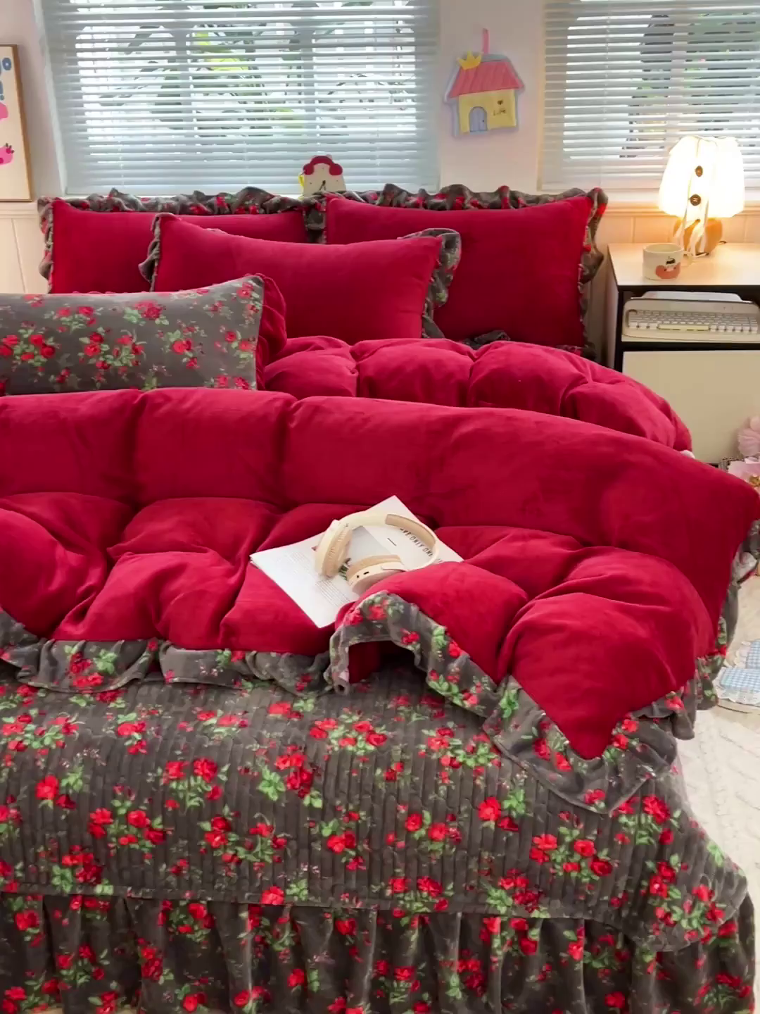 91家纺网 家纺一手货源 找家纺 富米莱（原臻工厂） 2025新款热卖舒适花边牛奶绒床盖床裙床单四件套 番喜-红