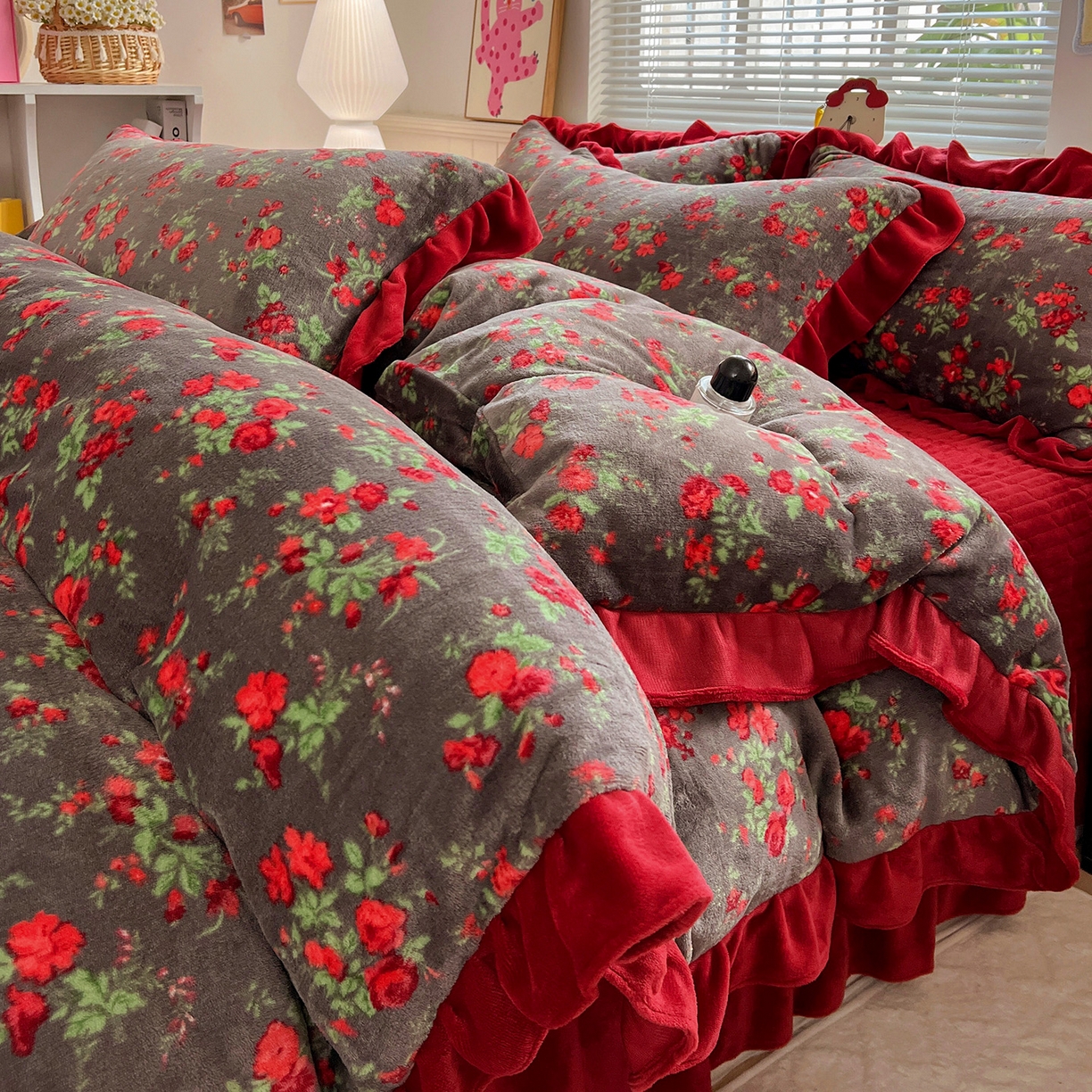 91家纺网 家纺一手货源 找家纺 （总）富米莱（原臻工厂） 2025新款热卖舒适花边牛奶绒床盖床裙床单四件套