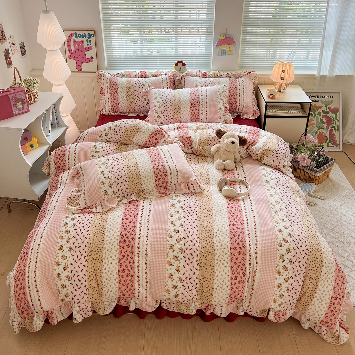 91家纺网 家纺一手货源 找家纺 富米莱（原臻工厂） 2025新款热卖舒适花边牛奶绒床盖床裙床单四件套 花栖礼