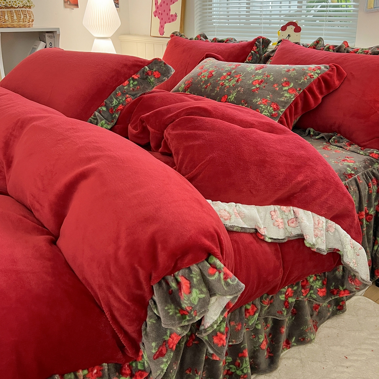 91家纺网 家纺一手货源 找家纺 （总）富米莱（原臻工厂） 2025新款热卖舒适花边牛奶绒床盖床裙床单四件套