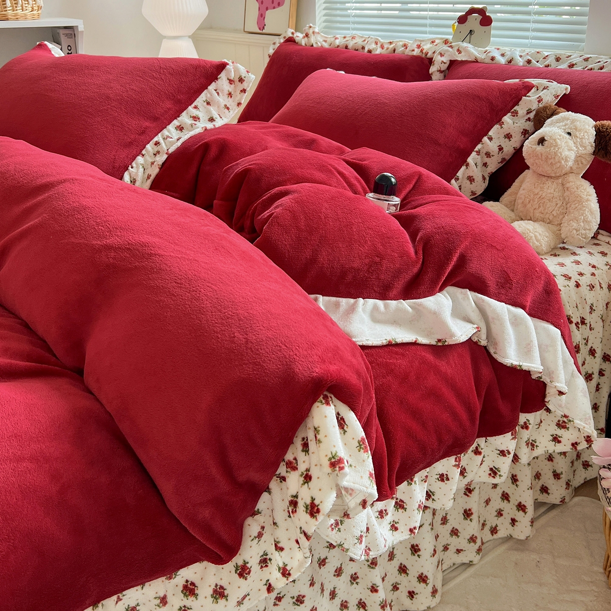 91家纺网 家纺一手货源 找家纺 （总）富米莱（原臻工厂） 2025新款热卖舒适花边牛奶绒床盖床裙床单四件套