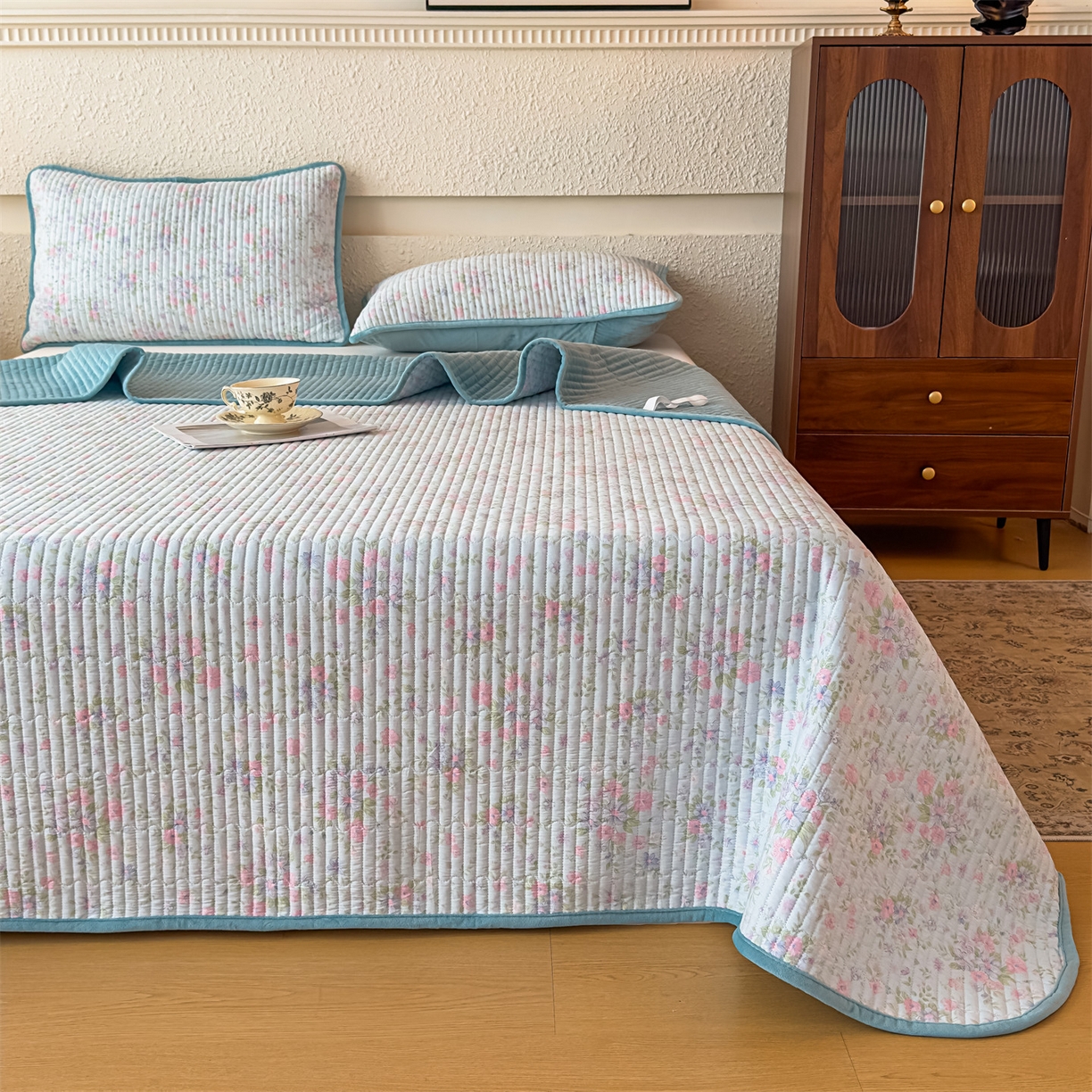 91家纺网 家纺一手货源 找家纺 恒爱家纺 2025新款全棉宝宝绒双拼床盖三件套 蓝雪花