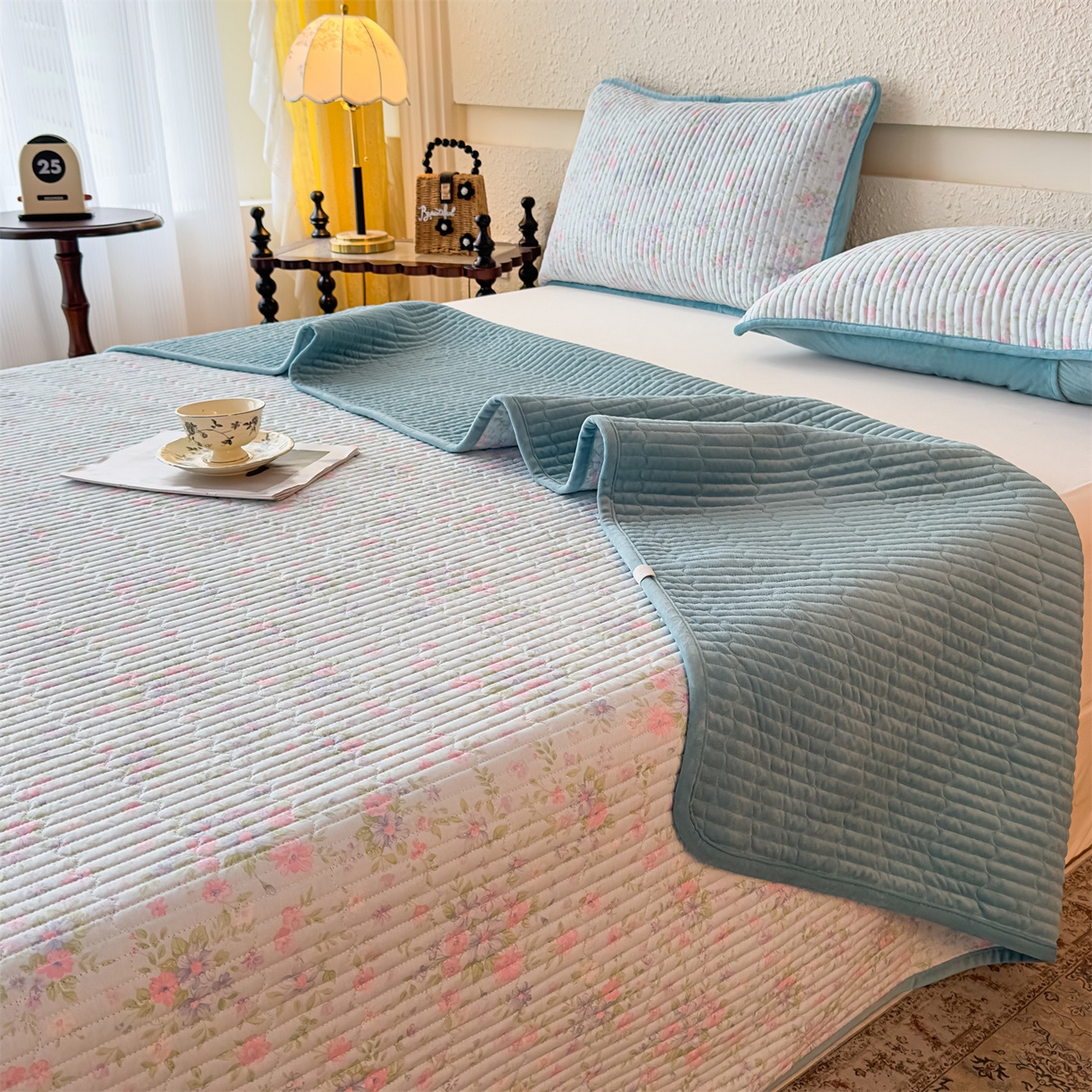 91家纺网 家纺一手货源 找家纺 恒爱家纺 2025新款全棉宝宝绒双拼床盖三件套 蓝雪花