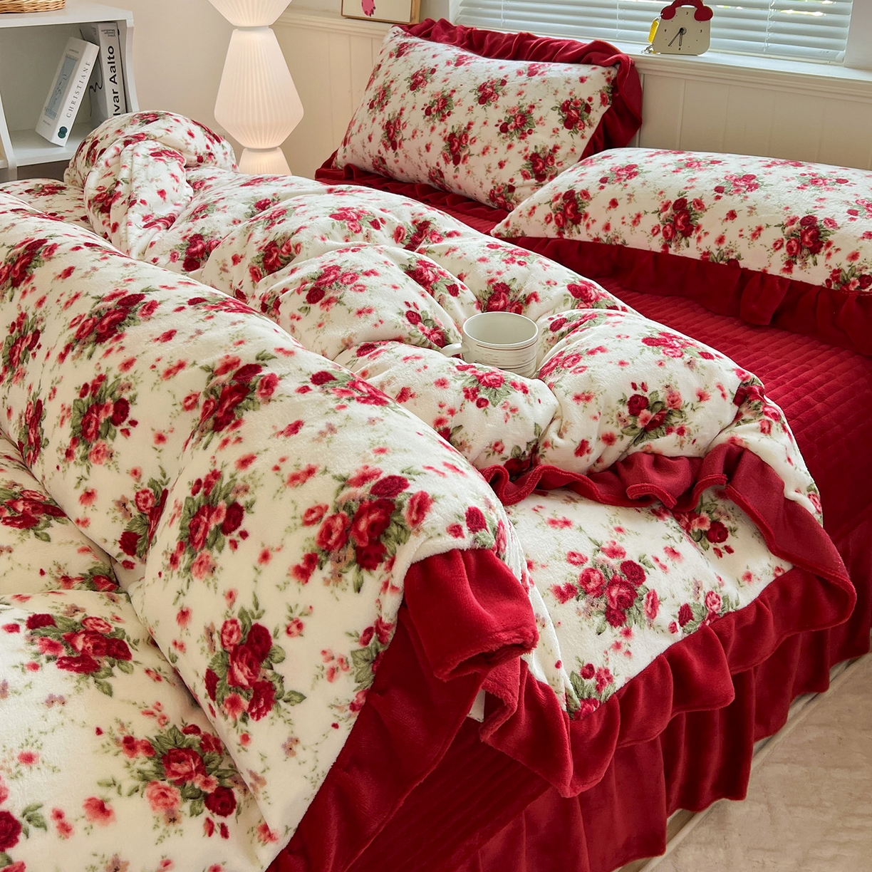 91家纺网 家纺一手货源 找家纺 （总）富米莱（原臻工厂） 2025新款热卖舒适花边牛奶绒床盖床裙床单四件套