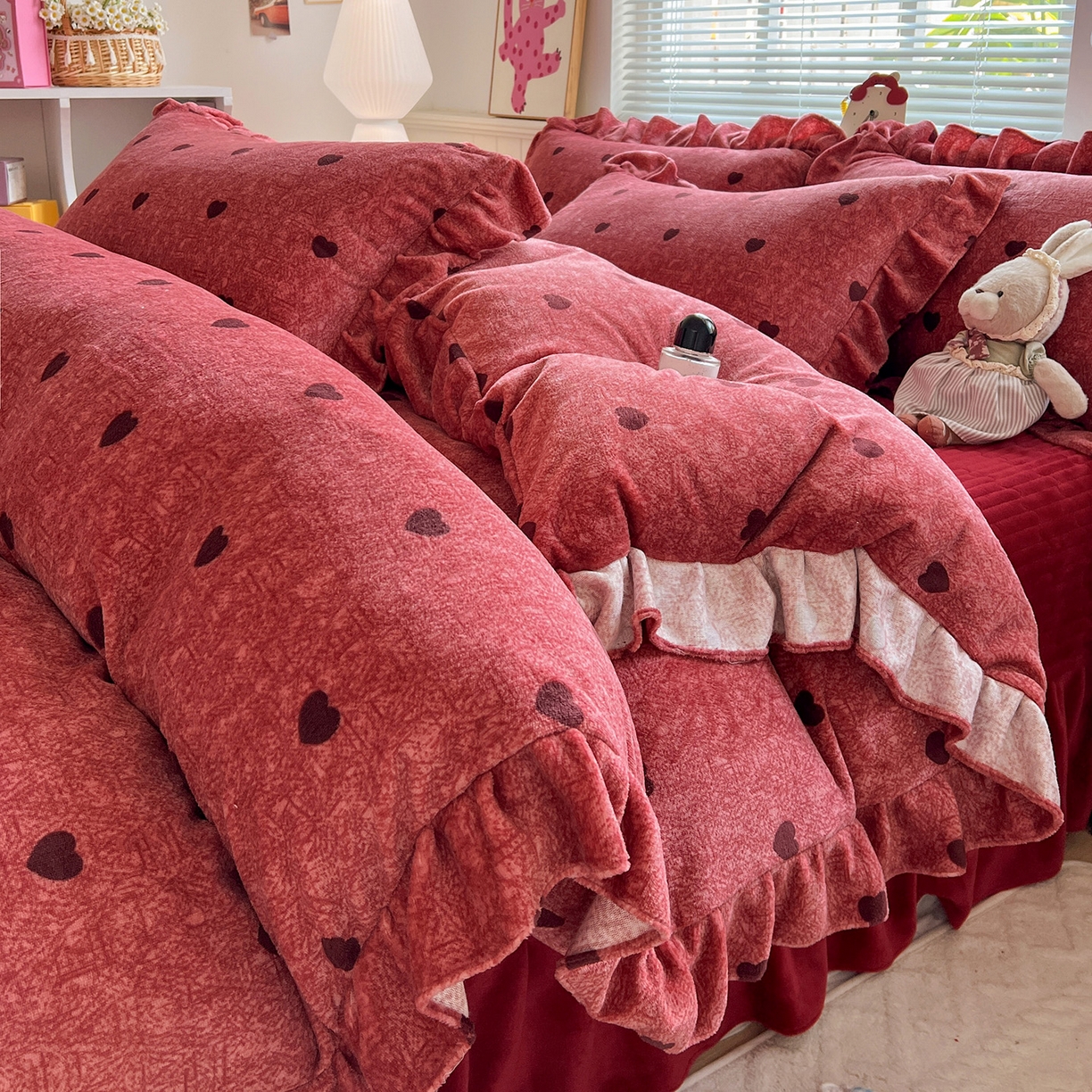 91家纺网 家纺一手货源 找家纺 （总）富米莱（原臻工厂） 2025新款热卖舒适花边牛奶绒床盖床裙床单四件套