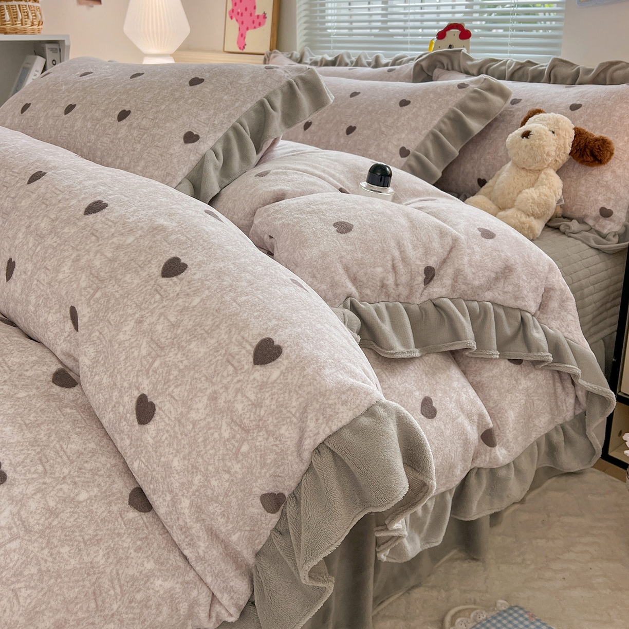 91家纺网 家纺一手货源 找家纺 （总）富米莱（原臻工厂） 2025新款热卖舒适花边牛奶绒床盖床裙床单四件套