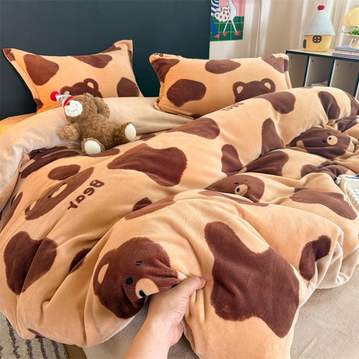 91家纺网 家纺一手货源 找家纺 艾特你 2025新款小清新高克重牛奶绒印花四件套 可可熊