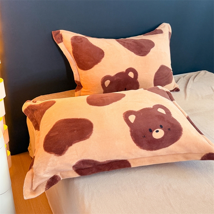 91家纺网 家纺一手货源 找家纺 艾特你 2025新款小清新高克重牛奶绒印花四件套 可可熊