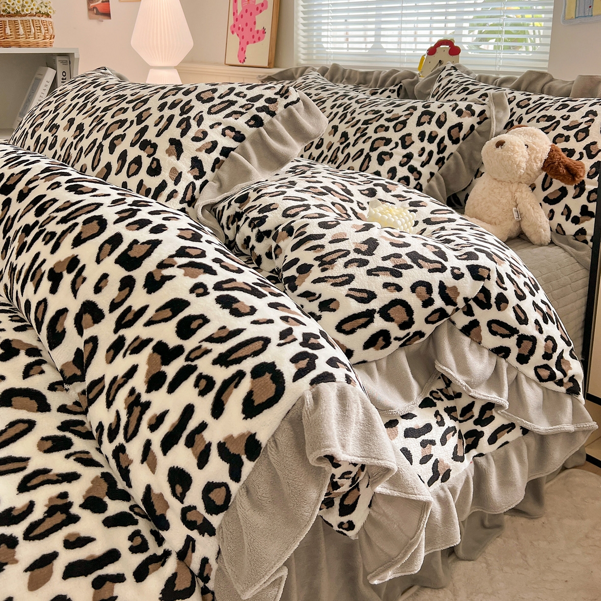 91家纺网 家纺一手货源 找家纺 （总）富米莱（原臻工厂） 2025新款热卖舒适花边牛奶绒床盖床裙床单四件套