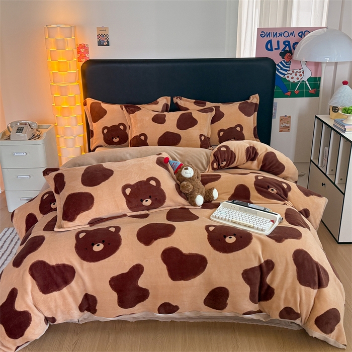 91家纺网 家纺一手货源 找家纺 艾特你 2025新款小清新高克重牛奶绒印花四件套 可可熊