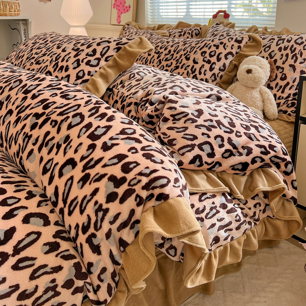 91家纺网 家纺一手货源 找家纺 （总）富米莱（原臻工厂） 2025新款热卖舒适花边牛奶绒床盖床裙床单四件套