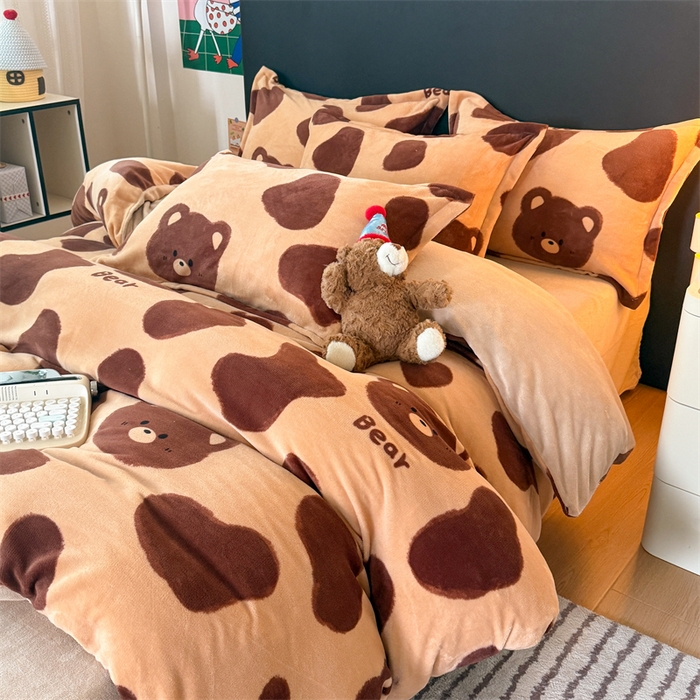 91家纺网 家纺一手货源 找家纺 艾特你 2025新款小清新高克重牛奶绒印花四件套 可可熊