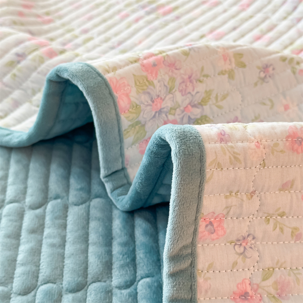 91家纺网 家纺一手货源 找家纺 恒爱家纺 2025新款全棉宝宝绒双拼床盖三件套 蓝雪花