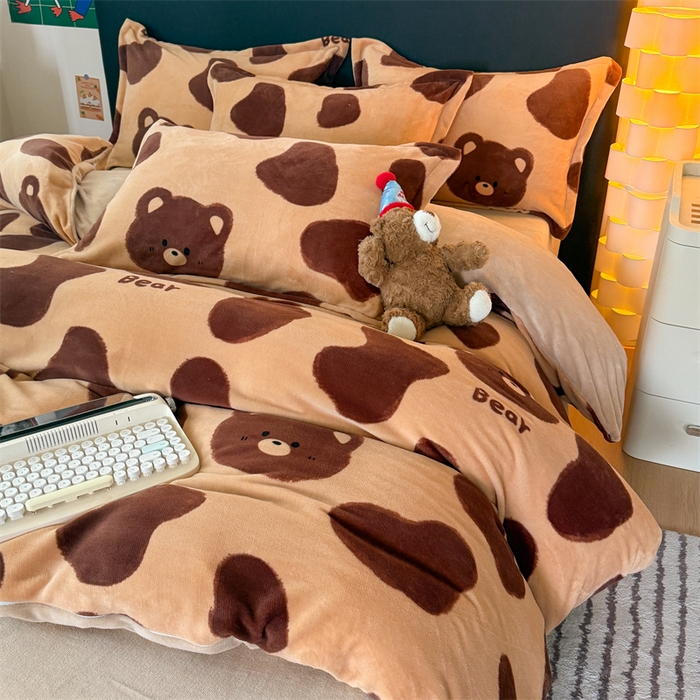 91家纺网 家纺一手货源 找家纺 艾特你 2025新款小清新高克重牛奶绒印花四件套 可可熊