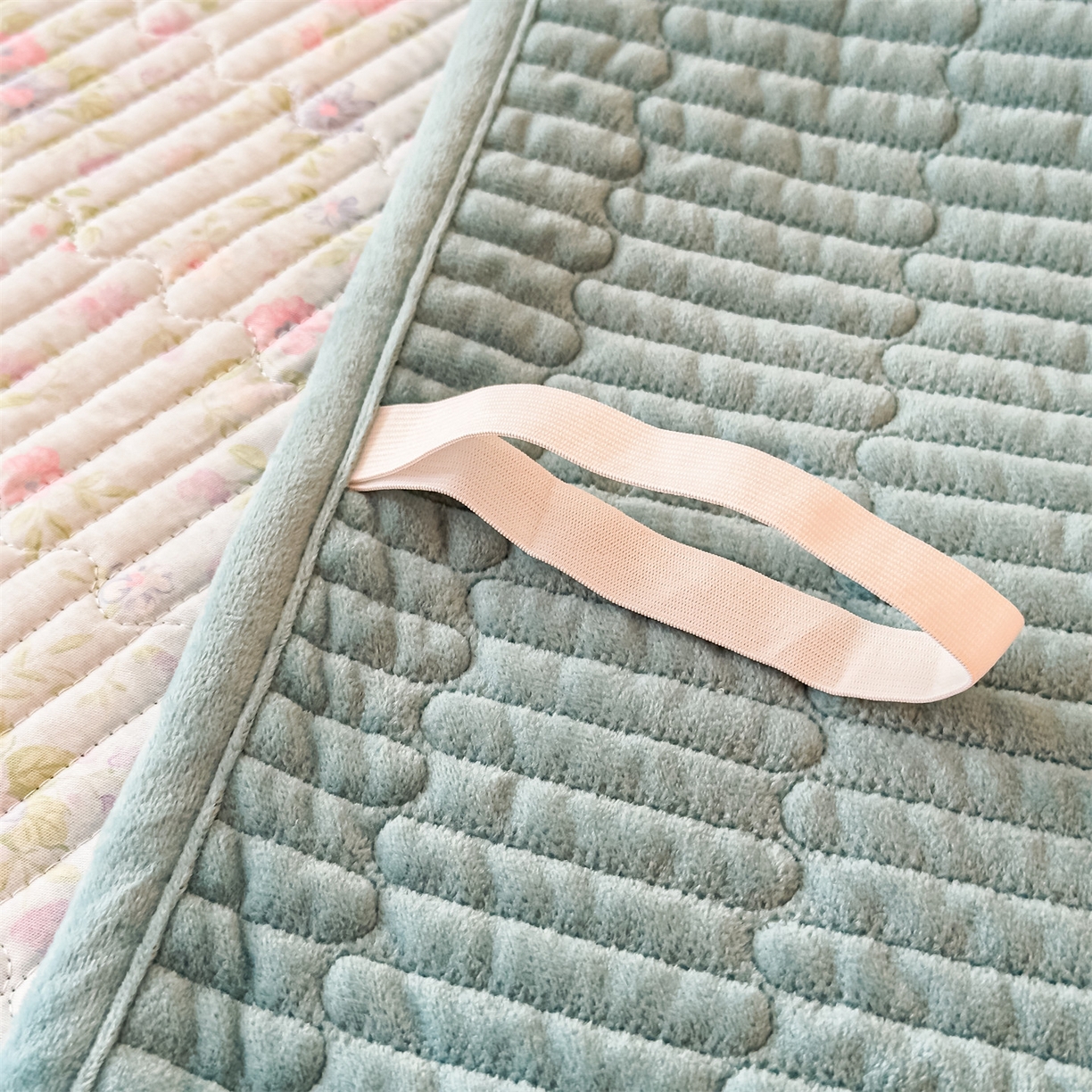 91家纺网 家纺一手货源 找家纺 恒爱家纺 2025新款全棉宝宝绒双拼床盖三件套 蓝雪花