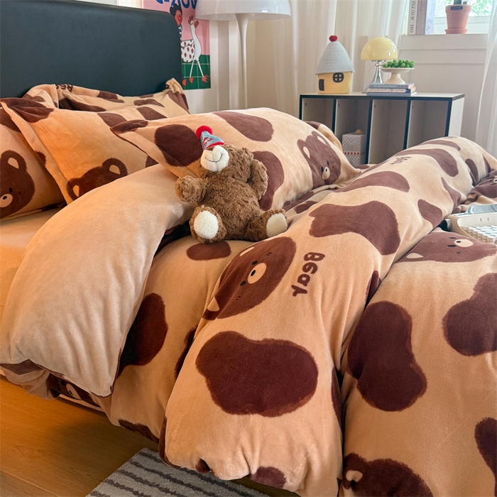 91家纺网 家纺一手货源 找家纺 艾特你 2025新款小清新高克重牛奶绒印花四件套 可可熊