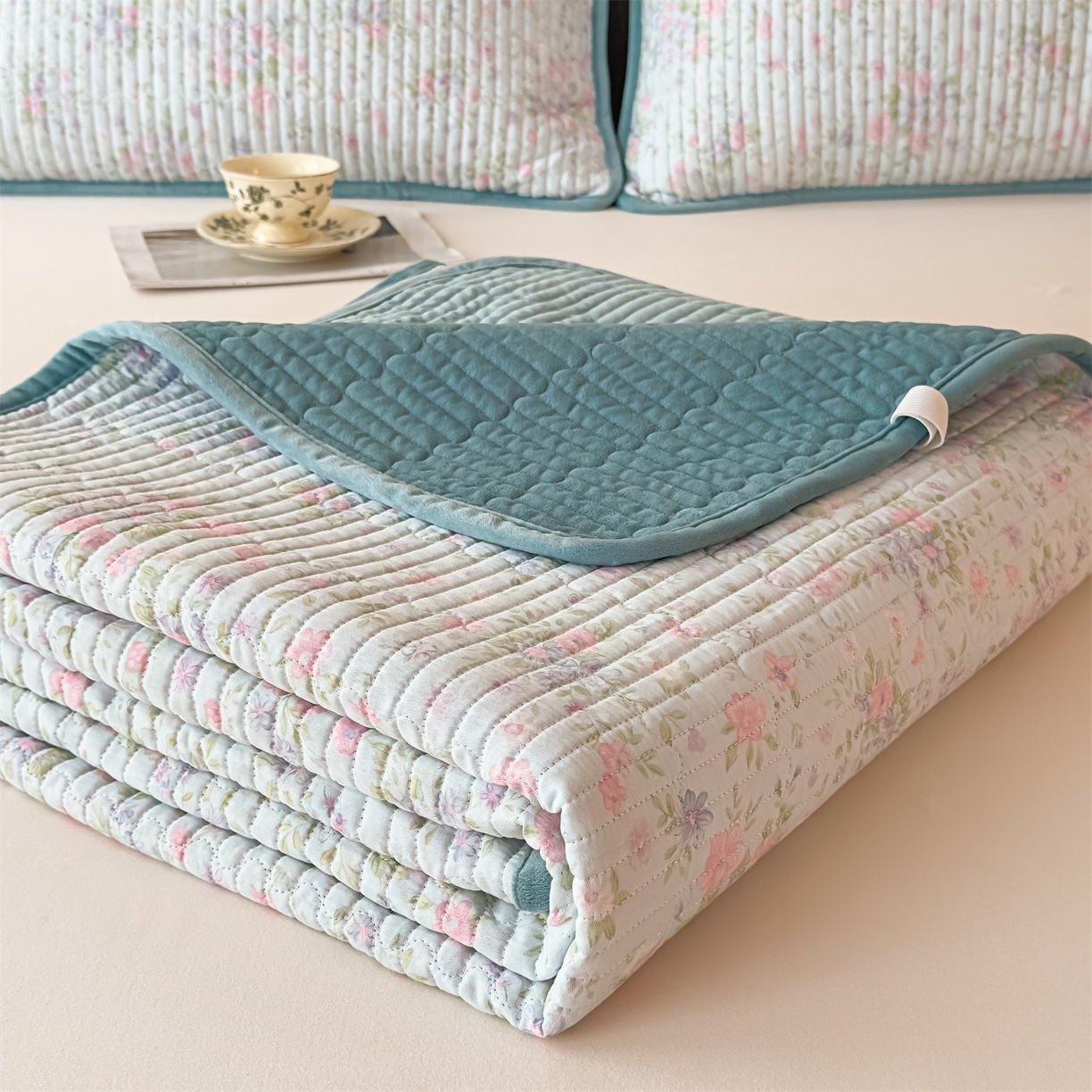 91家纺网 家纺一手货源 找家纺 恒爱家纺 2025新款全棉宝宝绒双拼床盖三件套 蓝雪花