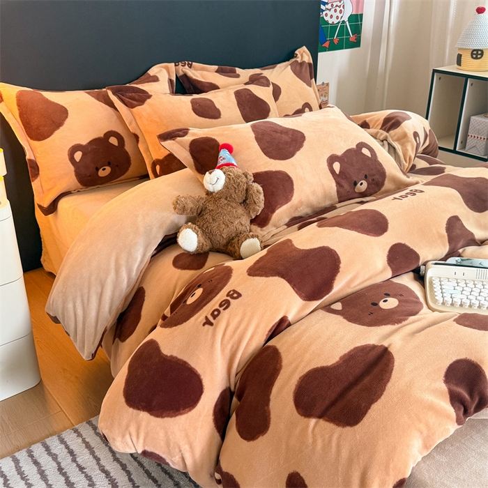 91家纺网 家纺一手货源 找家纺 艾特你 2025新款小清新高克重牛奶绒印花四件套 可可熊