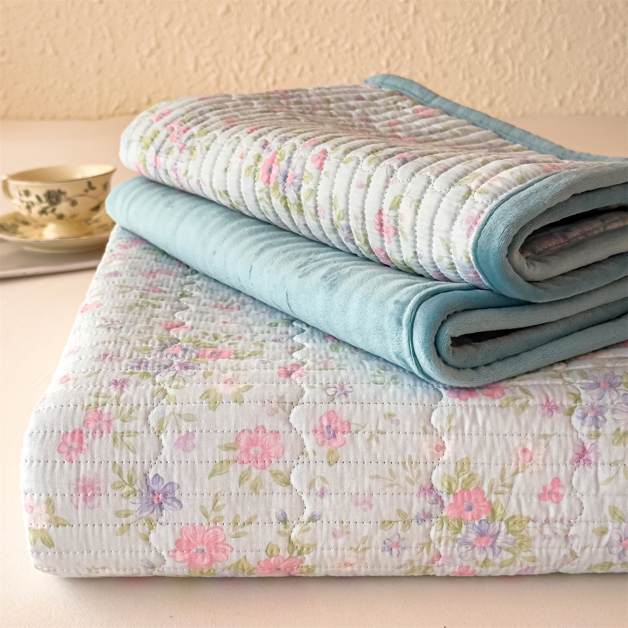 91家纺网 家纺一手货源 找家纺 恒爱家纺 2025新款全棉宝宝绒双拼床盖三件套 蓝雪花