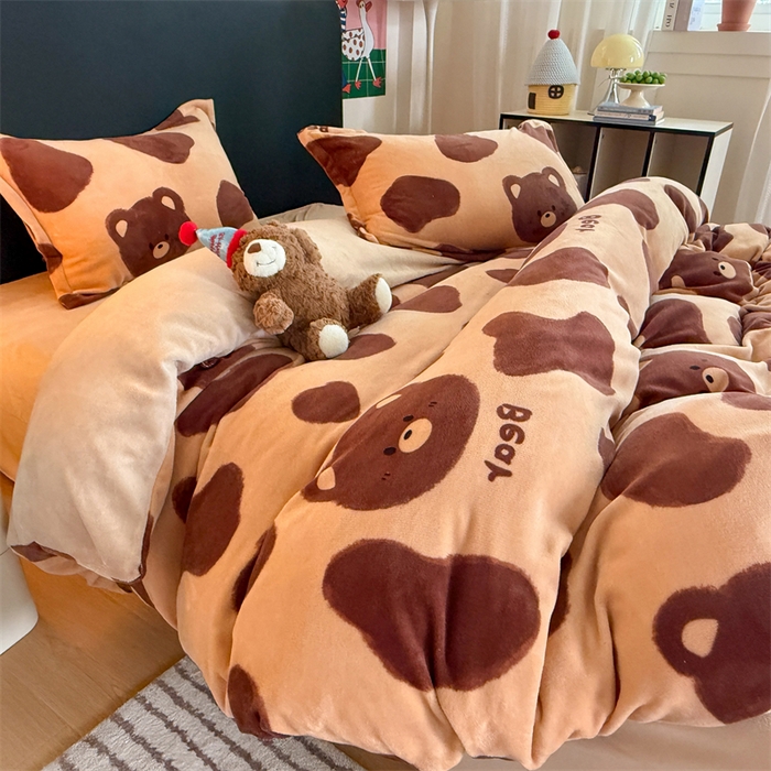 91家纺网 家纺一手货源 找家纺 艾特你 2025新款小清新高克重牛奶绒印花四件套 可可熊