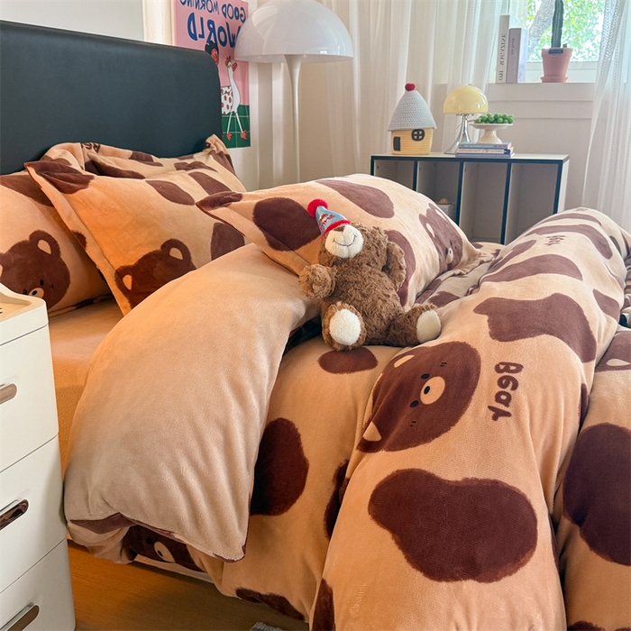 91家纺网 家纺一手货源 找家纺 艾特你 2025新款小清新高克重牛奶绒印花四件套 可可熊