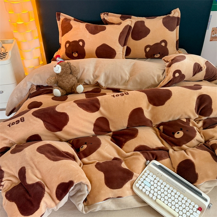 91家纺网 家纺一手货源 找家纺 艾特你 2025新款小清新高克重牛奶绒印花四件套 可可熊